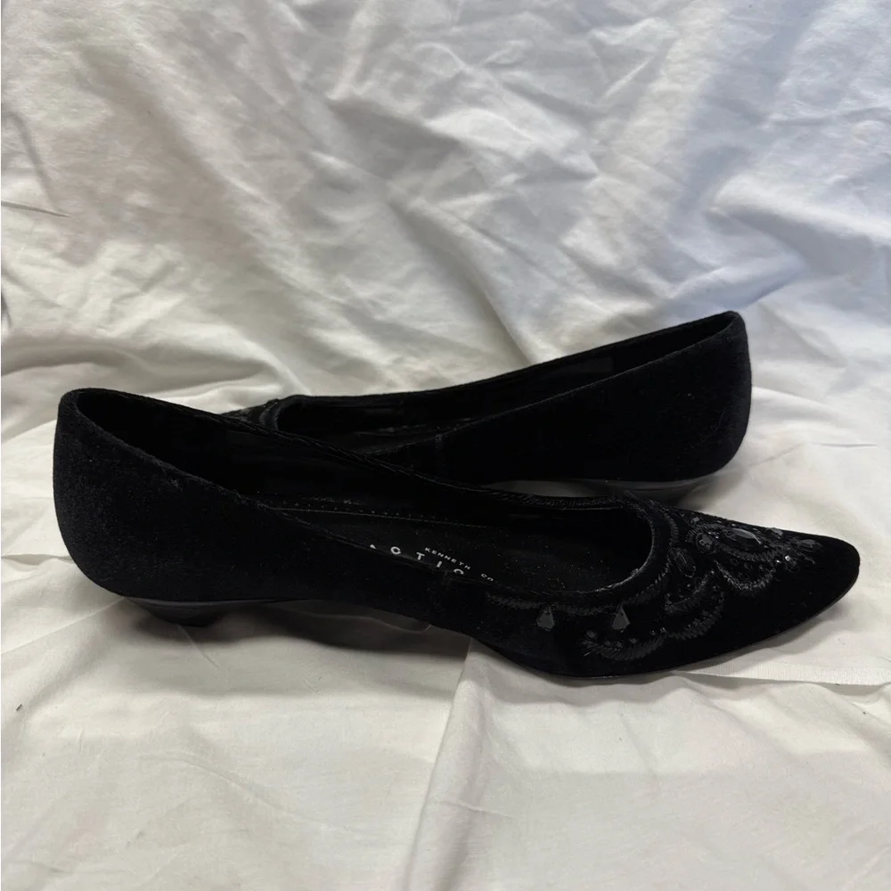 Kenneth Cole Reaction Black Embroidered Flats